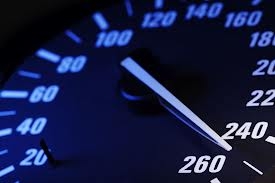 Zdjęcie przedstawia licznik samochodowy wskazujący bardzo dużą prędkość