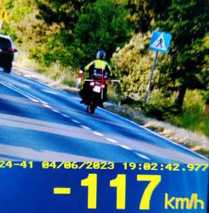 motocyklista na drodze i zmierzona prędkość 117 km/h