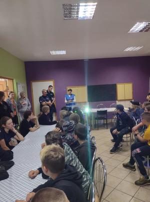 Zdjęcie przedstawiają spotkanie grupy harcerskiej z policjantami KPP Wągrowiec oraz pracownikami Powiatowej Stacji Sanitarno-Epidemiologiczna w Wągrowcu.
