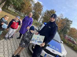 policjant dostaje od dziecka rysunek