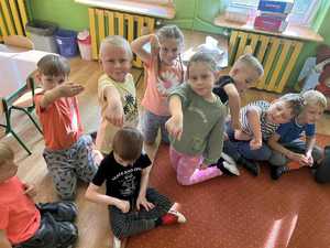 grupa dzieci pokazuje pieczątki sierżanta pyrka na ręce