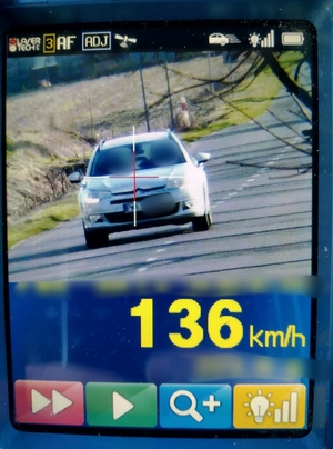 Fotografia z wideo rejestratora przedstawiająca samochód citroen z prędkością 136 km/h