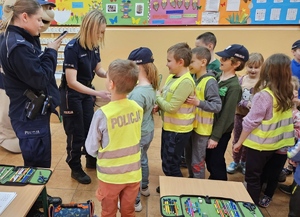 policjantki z dziećmi podczas zajęć w klasie